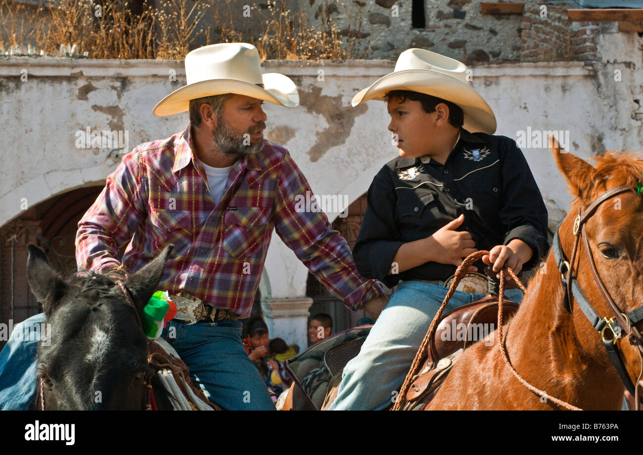 CABALLEROS oder mexikanischen Cowboys Reiten in die Stadt auf dem Festival der Jungfrau von GUADALUPE LOS RODRIGUEZ GUANAJUATO Mexiko Stockfoto