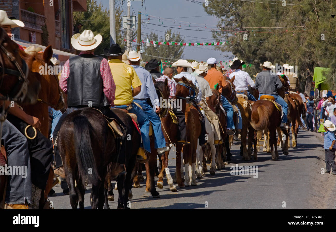 CABALLEROS oder mexikanischen Cowboys Reiten in auf dem Festival der Jungfrau von GUADALUPE LOS RODRIGUEZ GUANAJUATO Mexiko Stockfoto