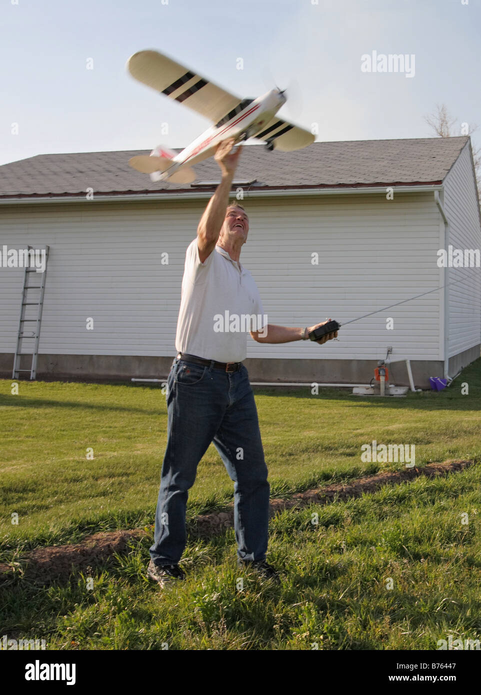 pensionierter Mann startet eine remote gesteuerte Flugzeug in die Luft Stockfoto