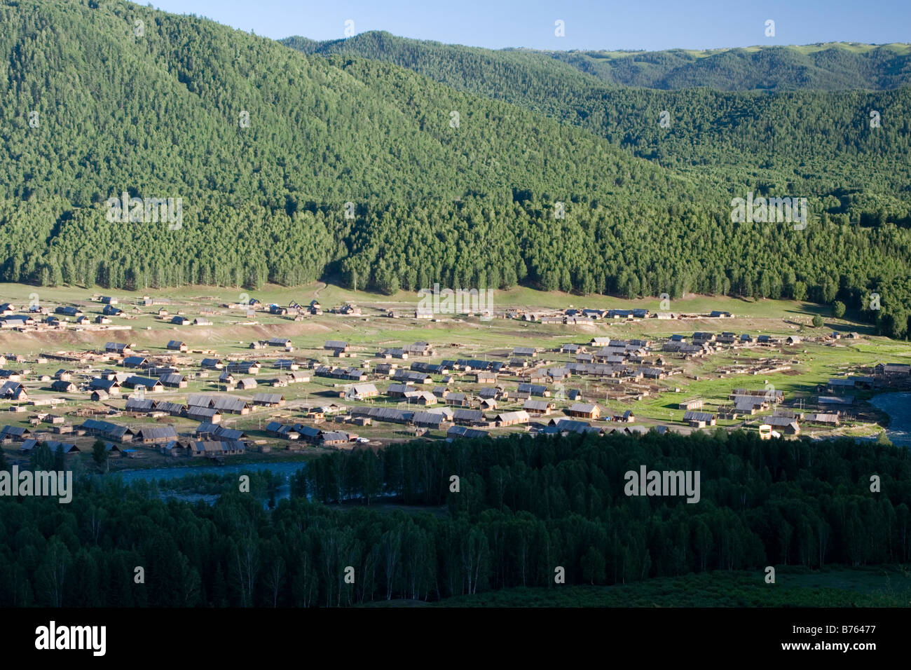 Panorama von Hemu Dorf im Kanas Nationalpark in Xinjiang in China. Stockfoto