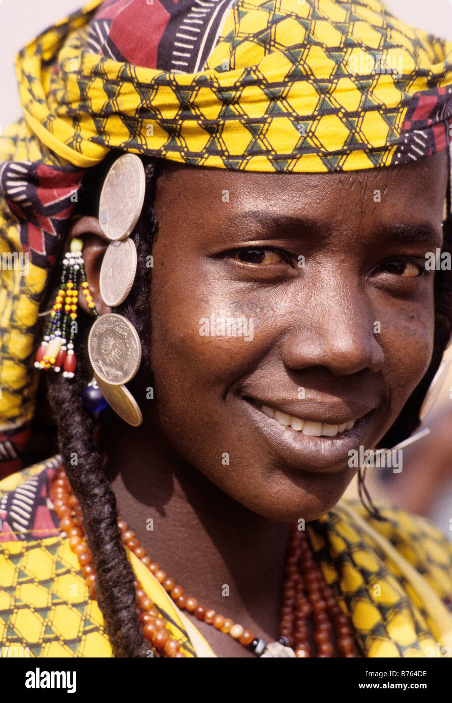 Delaquara, Niger, Westafrika. Junge Fulbe-Frau mit Ohrringen und Saudi-arabischen Münzen für Schmuck. Stockfoto