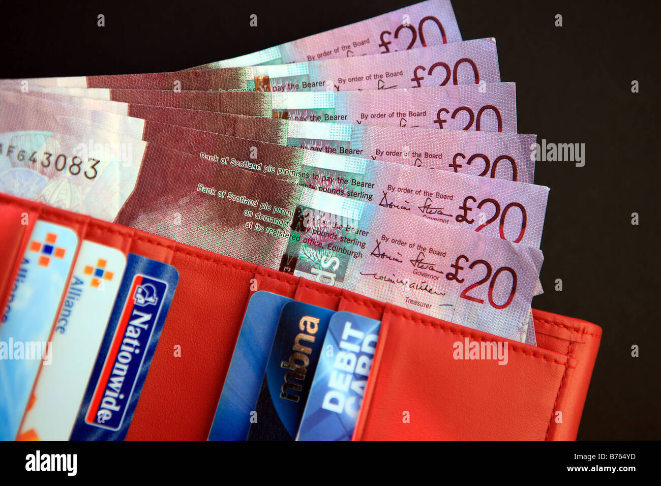 Offene Tasche zeigt Noten und Bankkarten Stockfoto