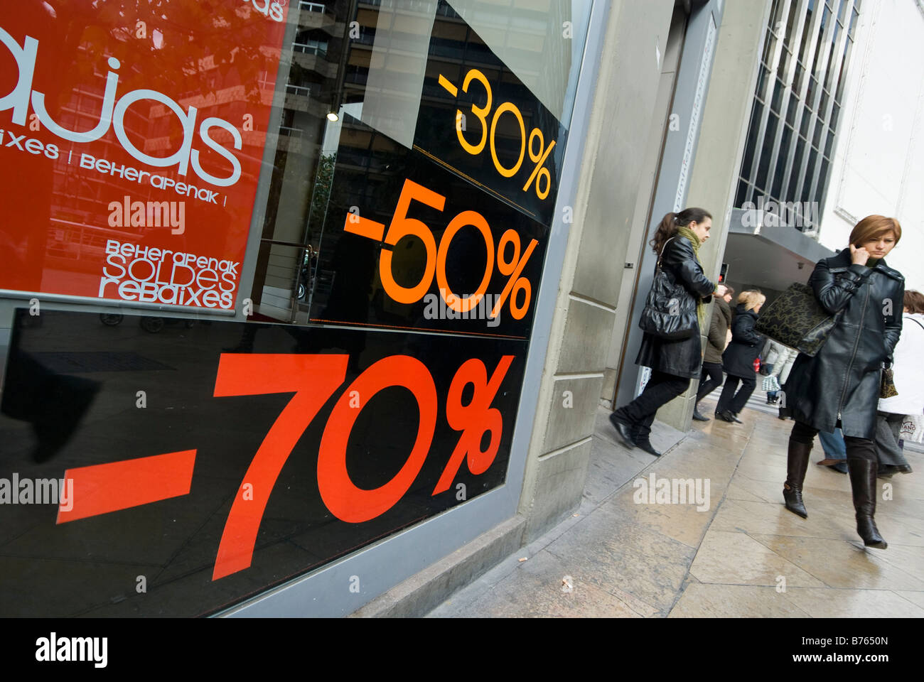 Shop-Fenster zeigt Rabatt auf Abschlag auf Spanisch Shopper im Winterschlussverkauf in Valencia Stadt Spanien Stockfoto