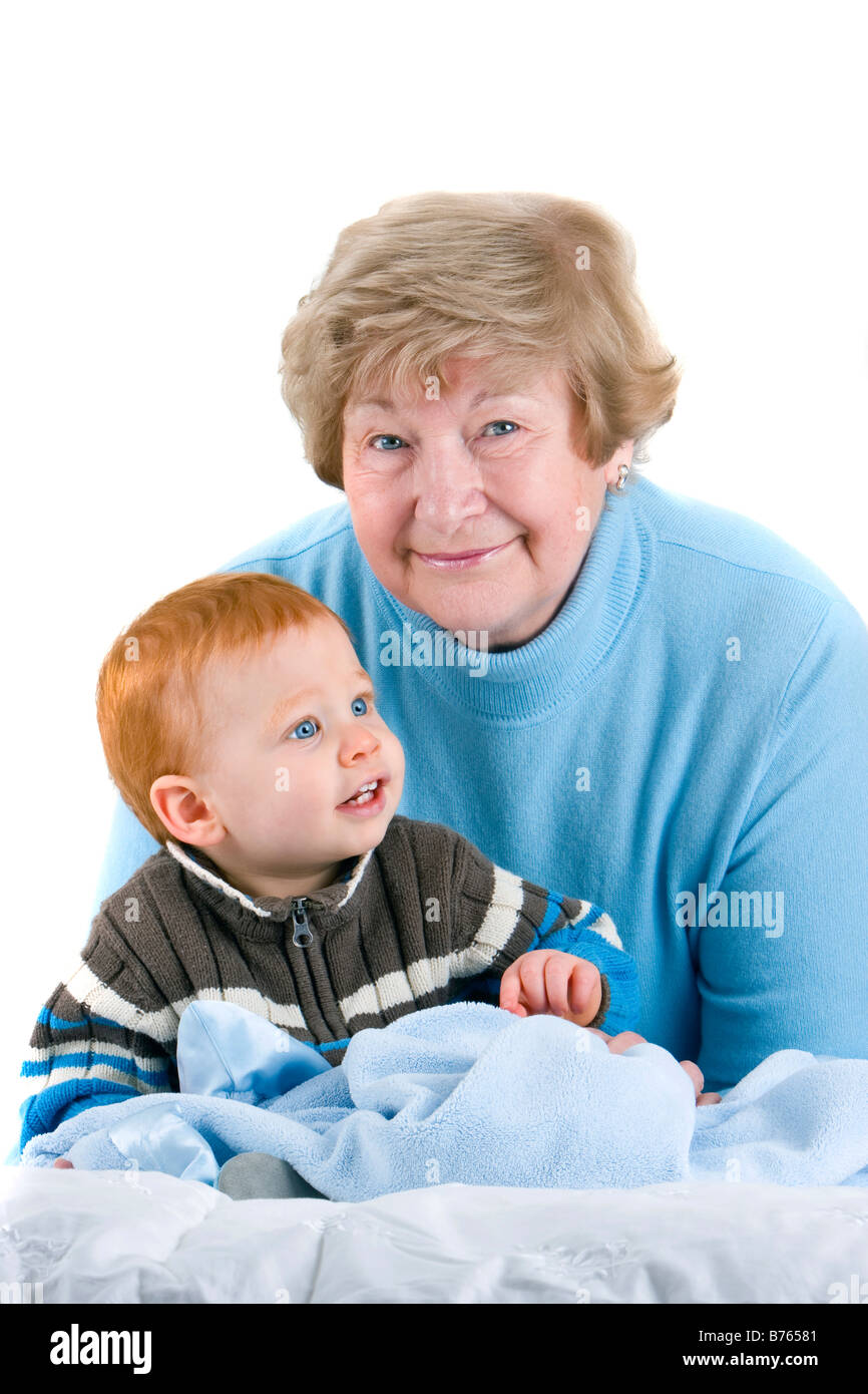 Glückliche Großmutter mit Rothaarige Enkel sitzen mit Decke Stockfoto