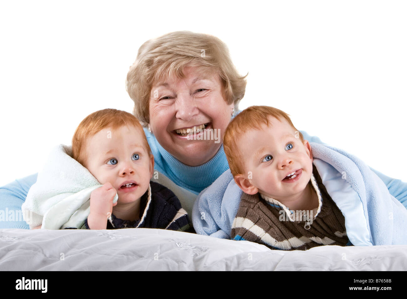 Glückliche Großmutter mit Rothaarige Enkel mit Decke Stockfoto