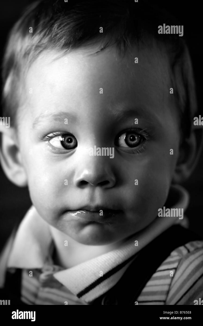 Schwarz-weiß-Porträt eines Baby-jungen Stockfoto