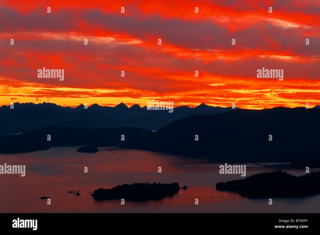 Sonnenuntergang Berg Landschaft Kruzof Insel Baranof Island Alaska Usa Hintergrundbeleuchtung Schatten Stockfoto