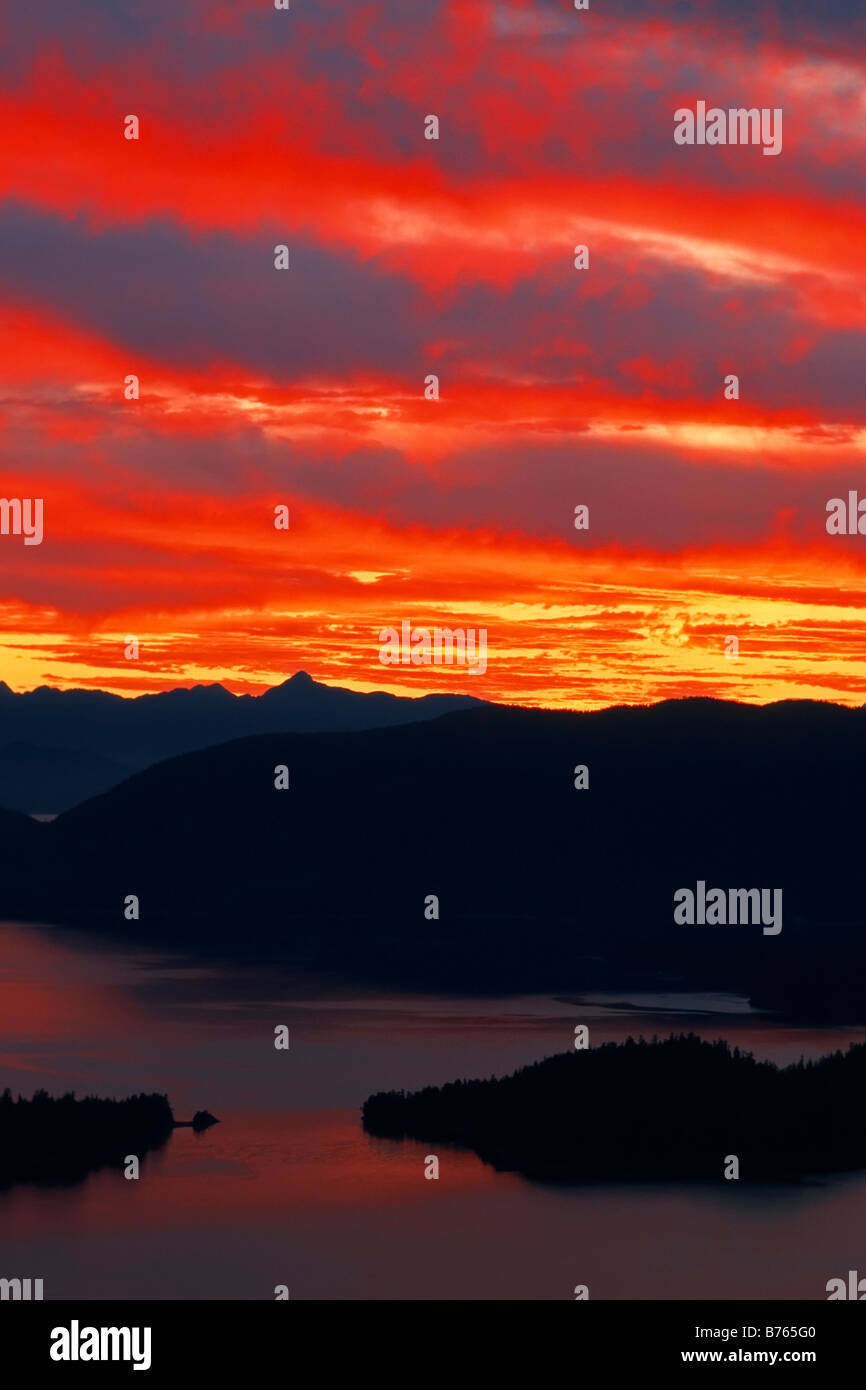 Sonnenuntergang Berg Landschaft Kruzof Insel Baranof Island Alaska Usa Hintergrundbeleuchtung Schatten Stockfoto