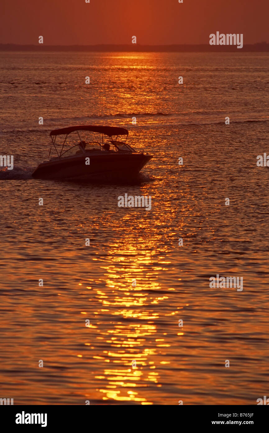 Abendrot Reflexion Meer Motorboot Florida Amerika Amerika Usa Nachleuchten Ozean Stockfoto
