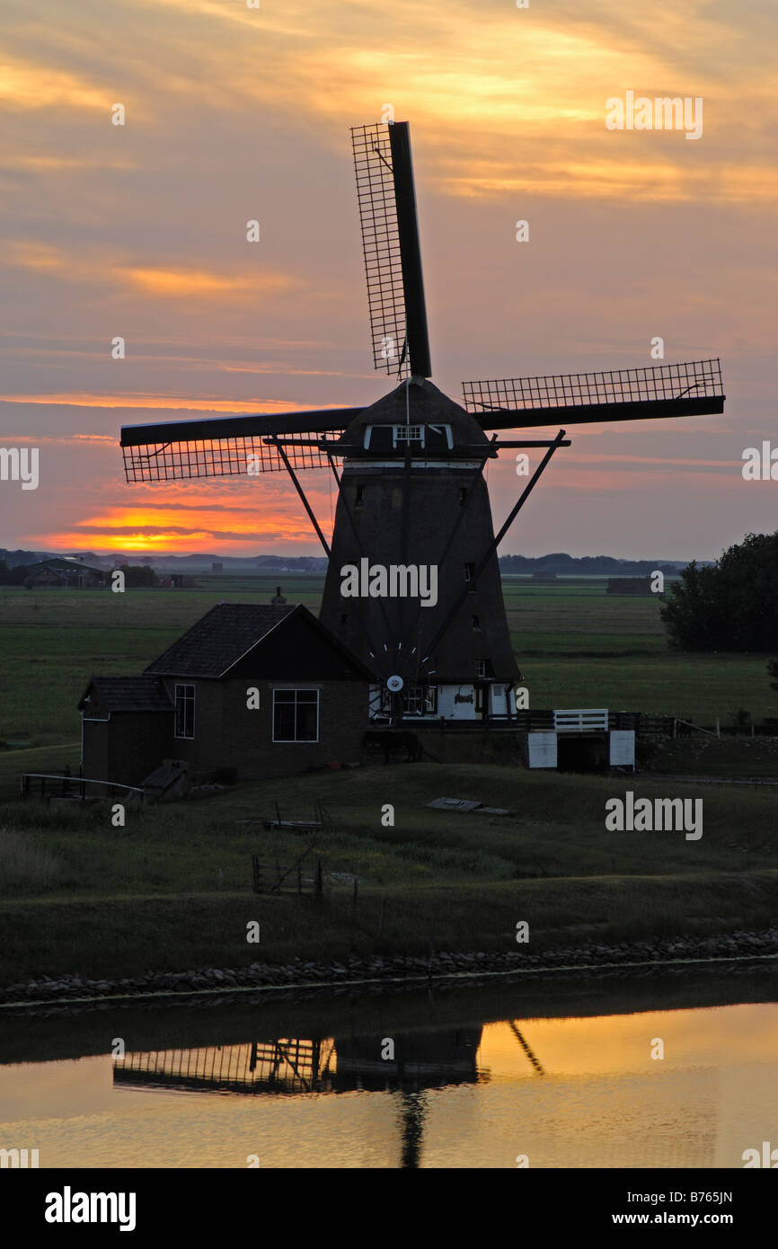 holländische Windmühle roten Sonnenuntergang Hintergrundbeleuchtung Holland Texel Insel Sillhouette Abendrot Abendstimmung Stockfoto
