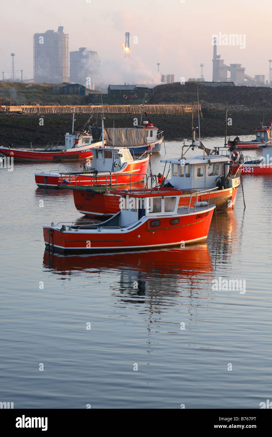 Redcar Stahlwerk mit kleinen Küstenfischerei Boote am Paddys Loch Einlass am River Tees am Teesmouth auf der südlichen Gare Stockfoto