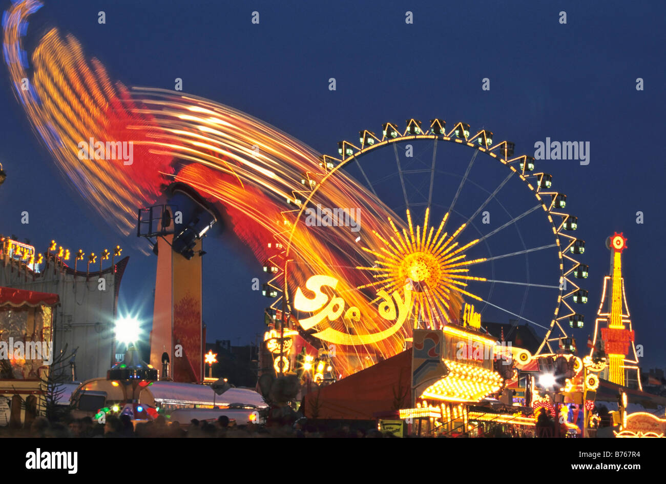 Oktober Festival Riesenrad Kirmes fahren Volksfest München Bayern Deutschland Anblick Spaß begeistern Stockfoto