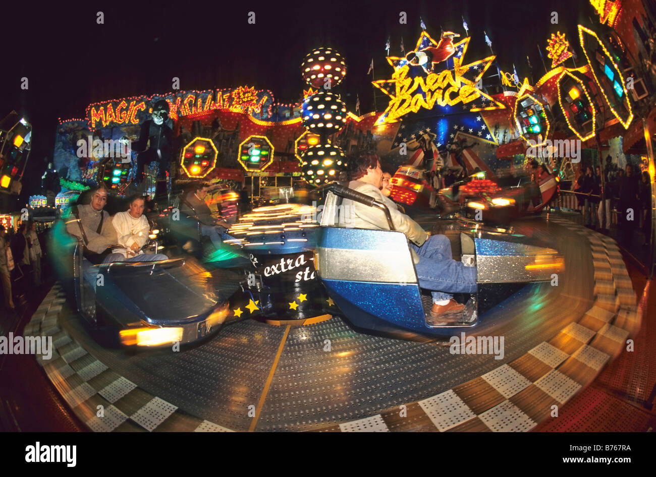 Oktober Festival Messegelände fahren Volksfest München Bayern Deutschland Anblick Nervenkitzel Spaß Stockfoto