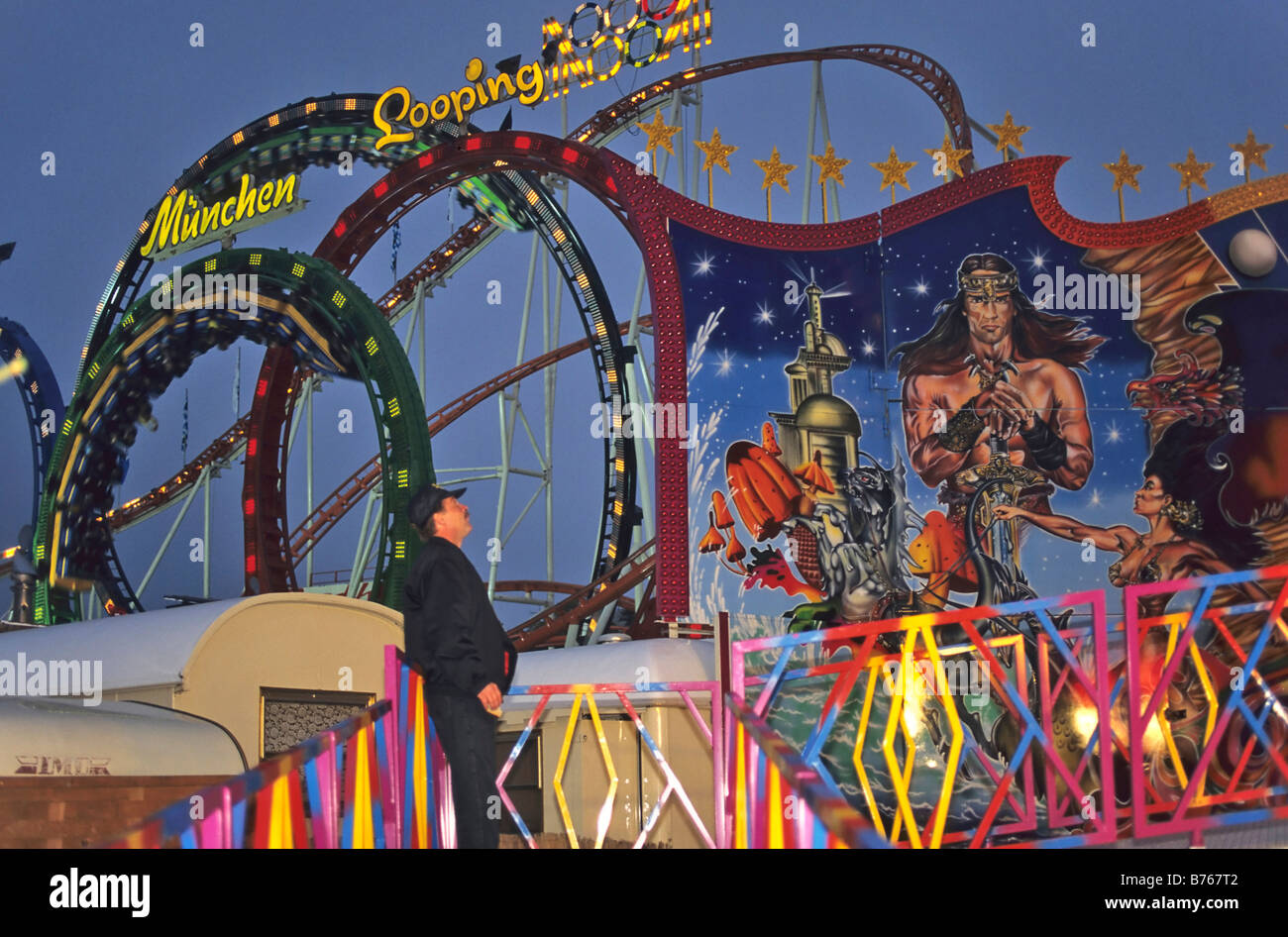 Oktober Festival Rollercoaster Switchback Messegelände fahren Volksfest München Bayern Deutschland aus den Augen Stockfoto