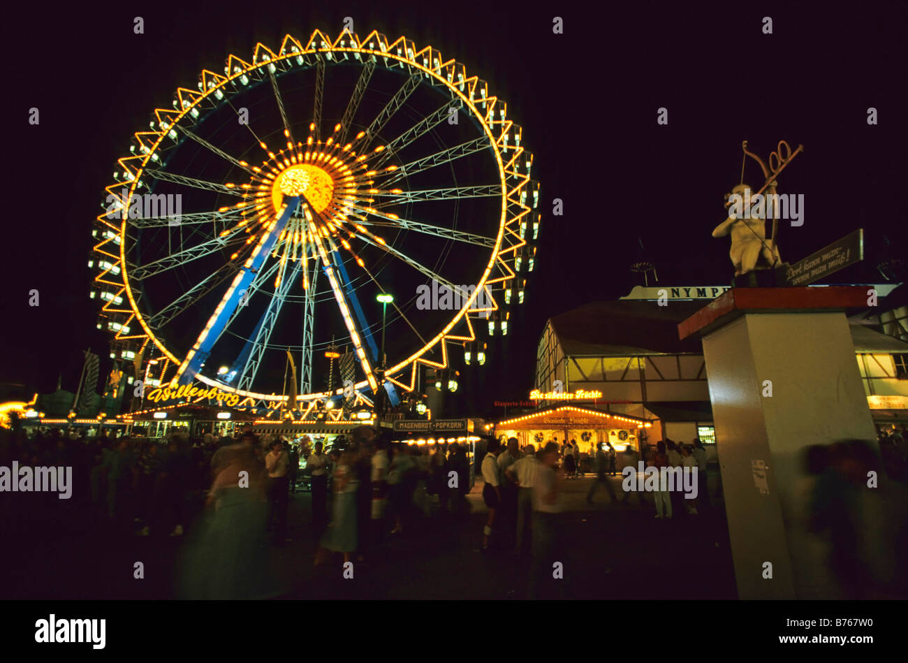 Riesenrad Oktober Festival Messegelände fahren Volksfest München Bayern Deutschland aus den Augen Stockfoto