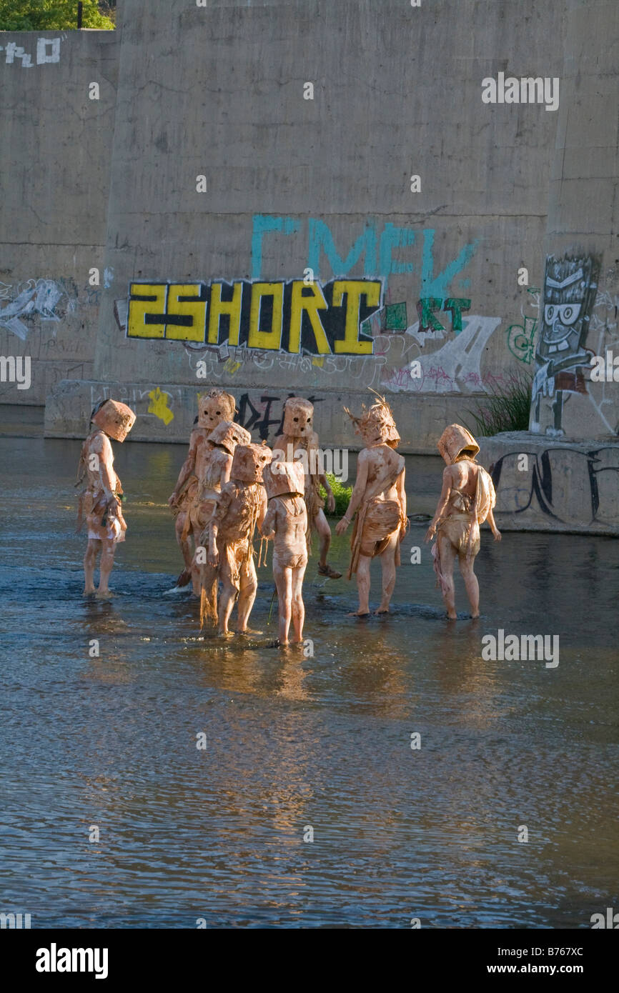 Performance-Künstler "Mud People" Glendale Narrows, Los Angeles County, Kalifornien, USA. Stockfoto