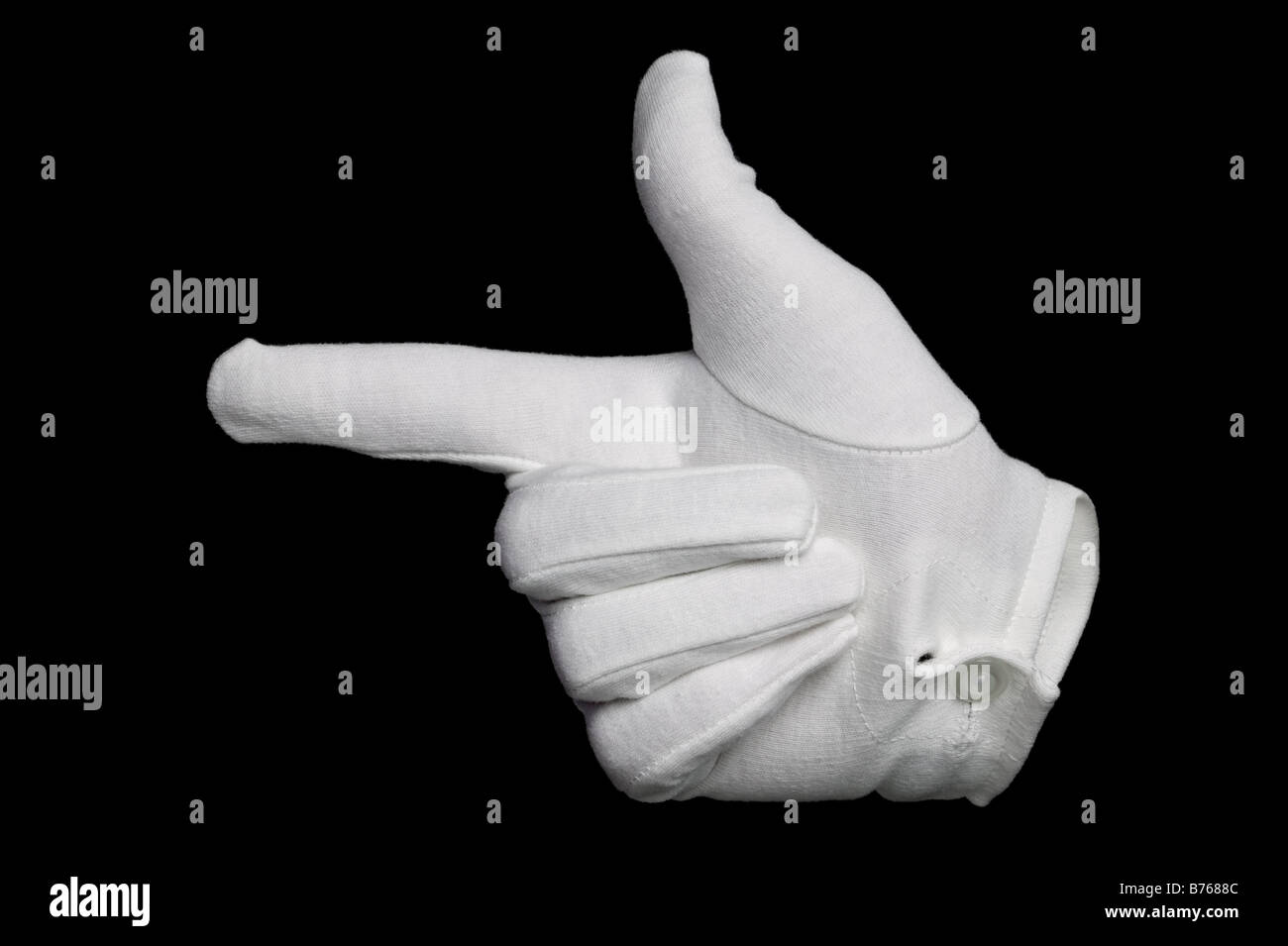 Geben Sie einen weißen Handschuh weist uns den Weg, die isoliert auf einem schwarzen Hintergrund unsichtbare Wirkung auf Handschuh Stockfoto