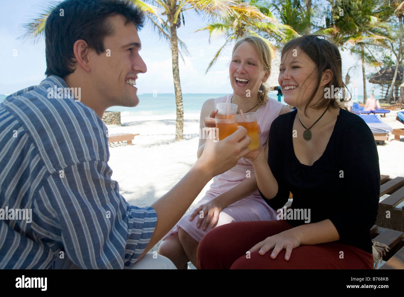 Freunde tranken cocktails Stockfoto