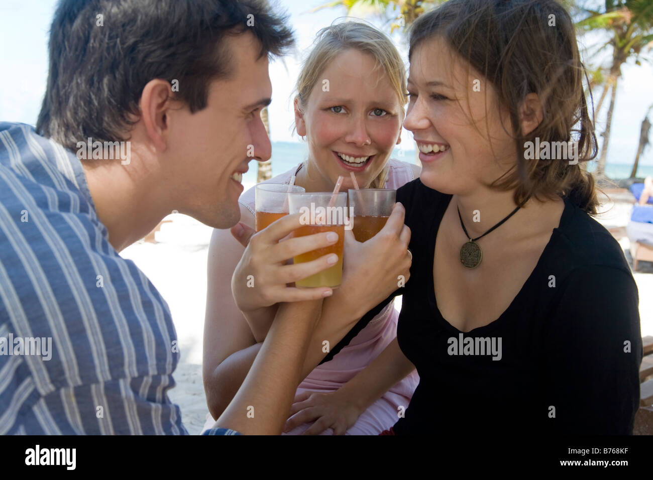Freunde tranken cocktails Stockfoto