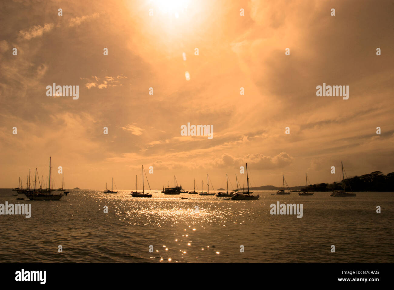 Segelboote-Silhouetten mit einem goldenen Filter. Amador Causeway, Panama City, Republik von Panama, Mittelamerika Stockfoto