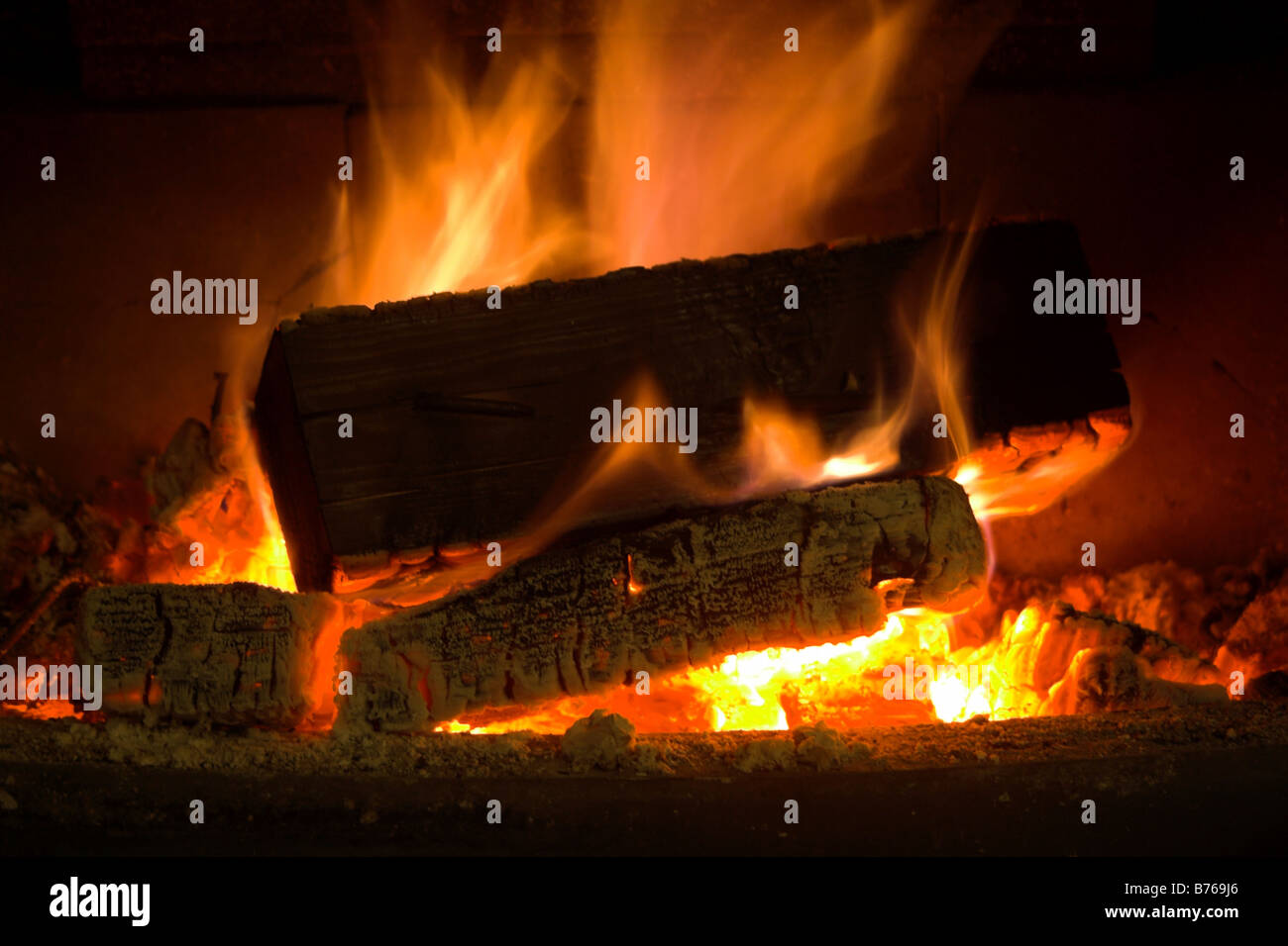 Paletten-Holzofen im Holzverbrennung Herd. Stockfoto