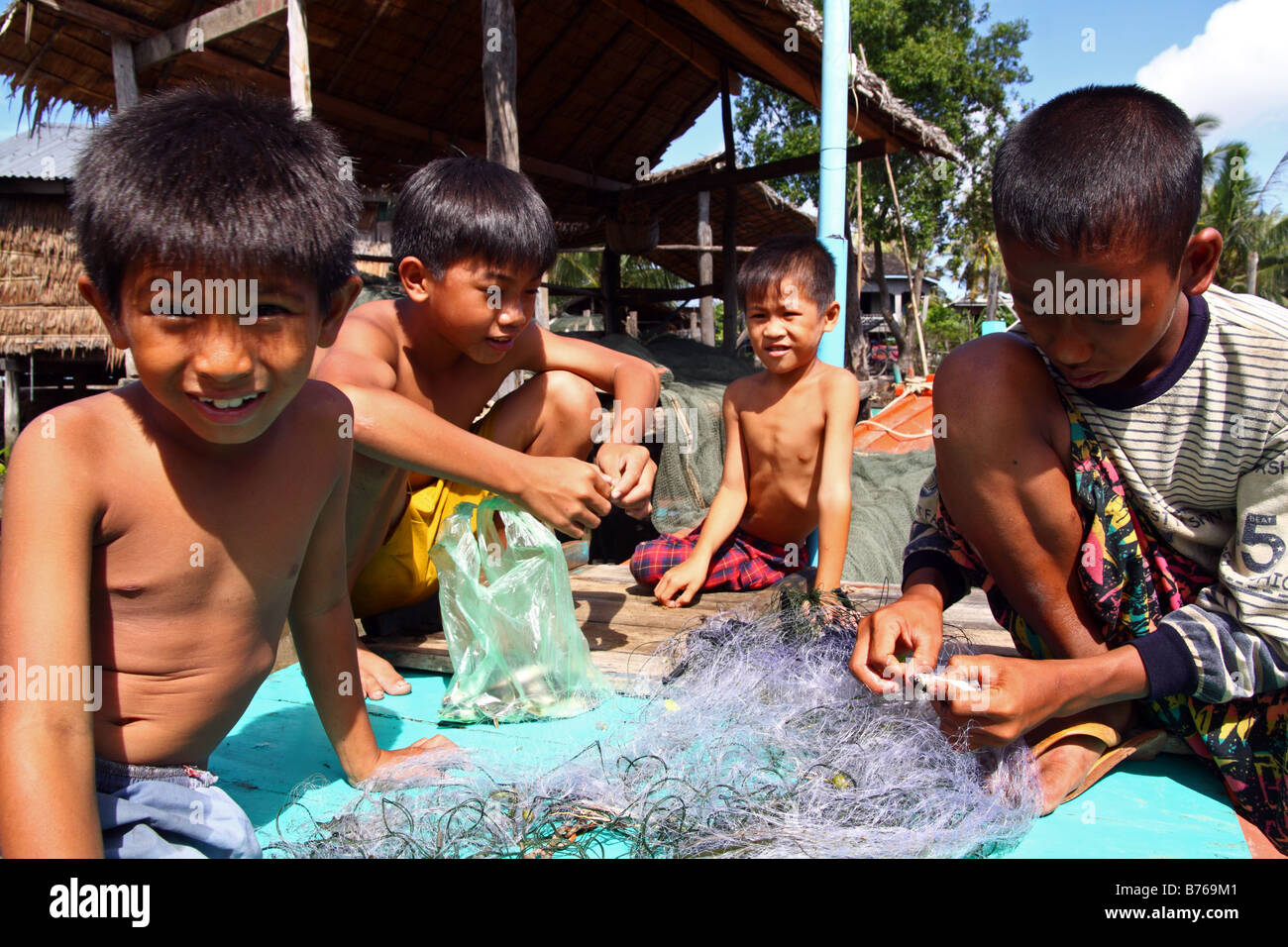 Kambodschanische Kinder Angeln mit einem Netz. Schwimmendes Dorf in der Nähe von Kampot, Süd-Kambodscha Stockfoto