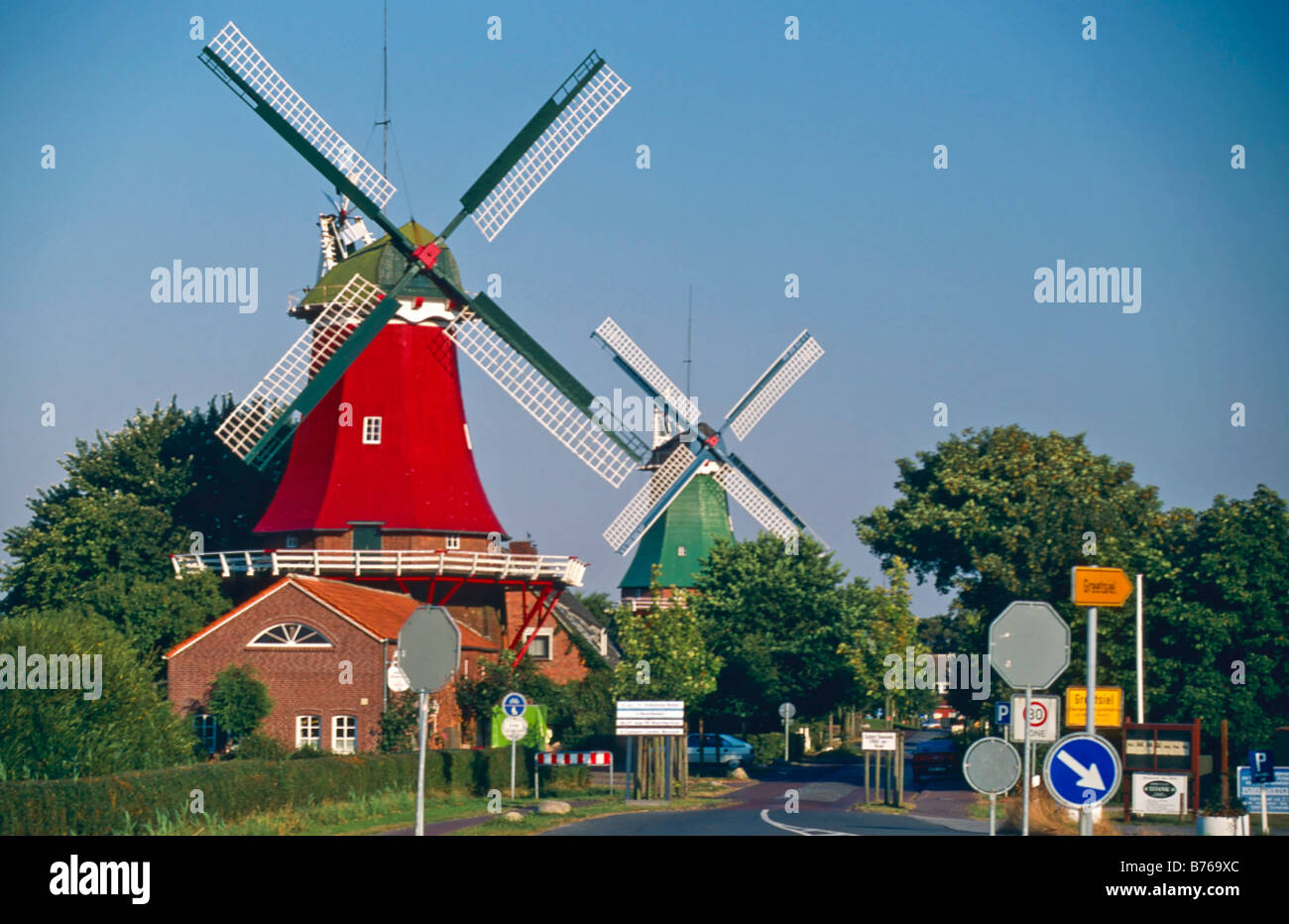 Twin-Windmühlen Greetsiel Osten friesische Deutschland Niedersachsen Stockfoto