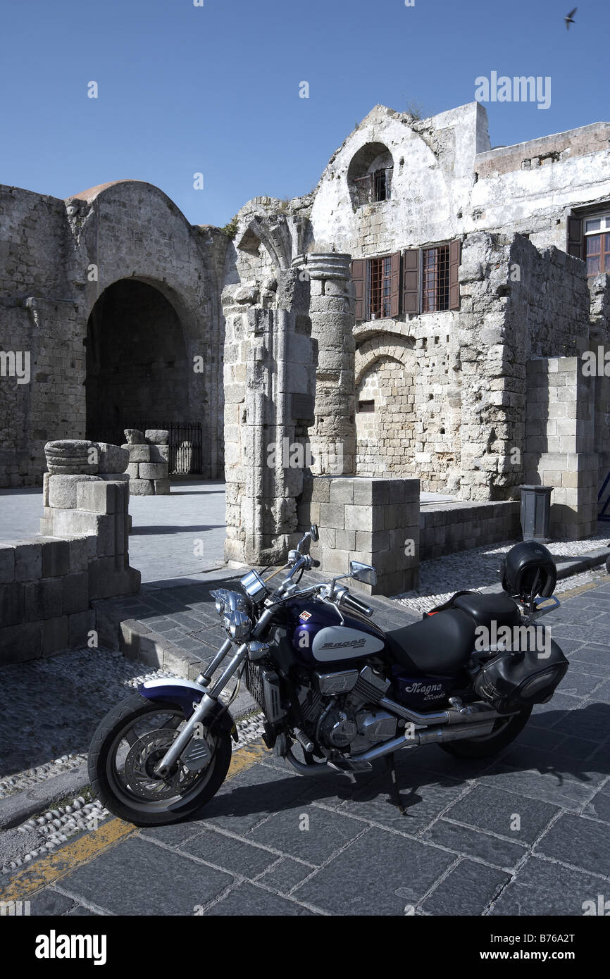 Honda Magna Motorrad geparkt außerhalb der Kirche aus dem 14. Jahrhundert der Virgen de Burgh Rodos Rhodos Griechenland Stockfoto