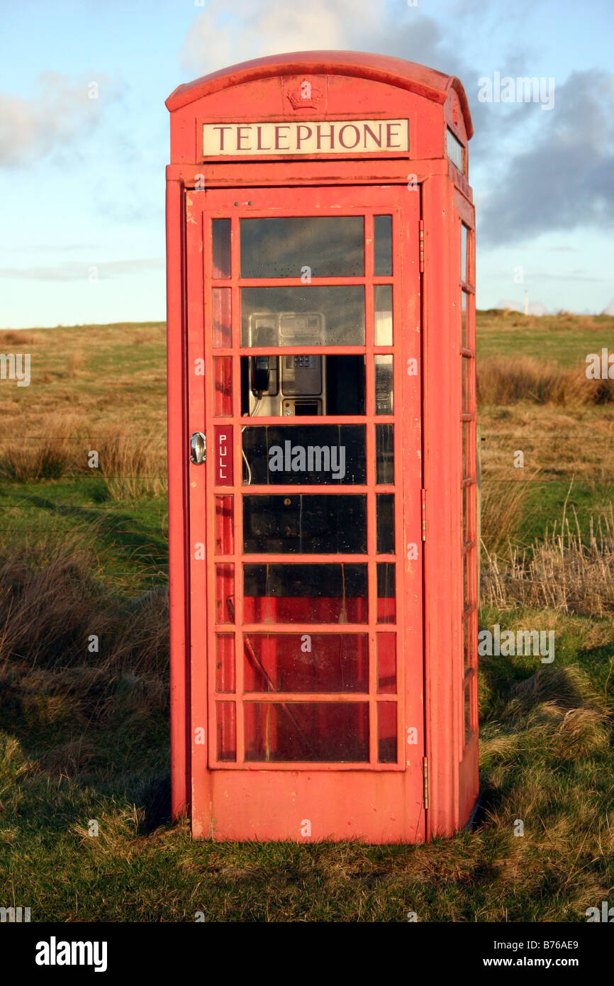 Traditionelle britische rote Telefonzelle auf der Insel Islay in Schottland bei Sonnenuntergang Stockfoto
