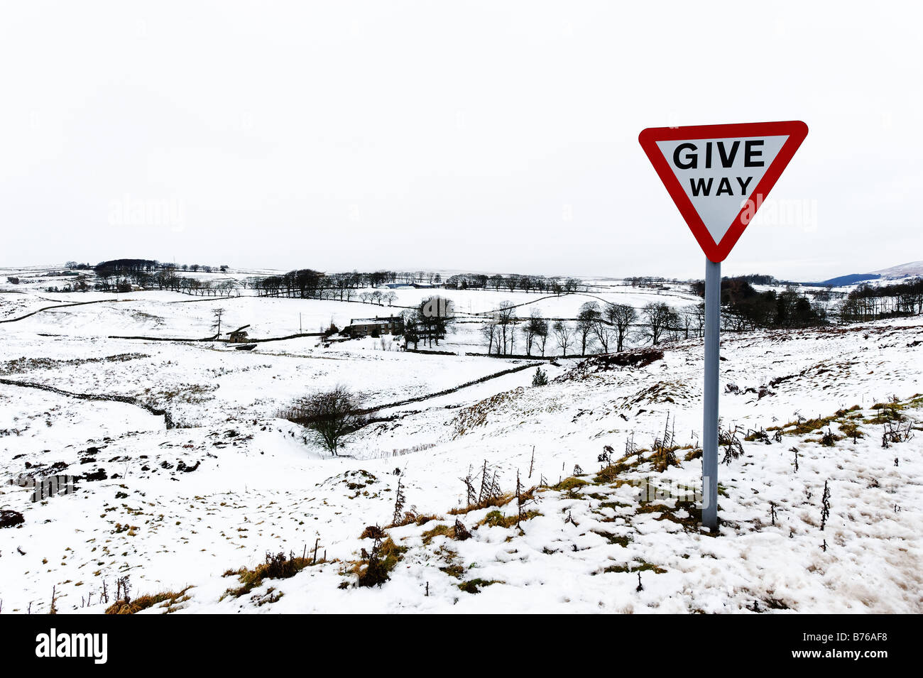 Geben Weg Straßenschild in Schneelandschaft Stockfoto