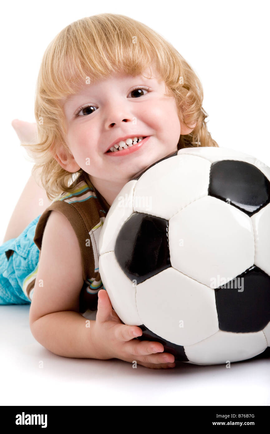 drei Jahre alter Junge mit dem Fußball Stockfoto