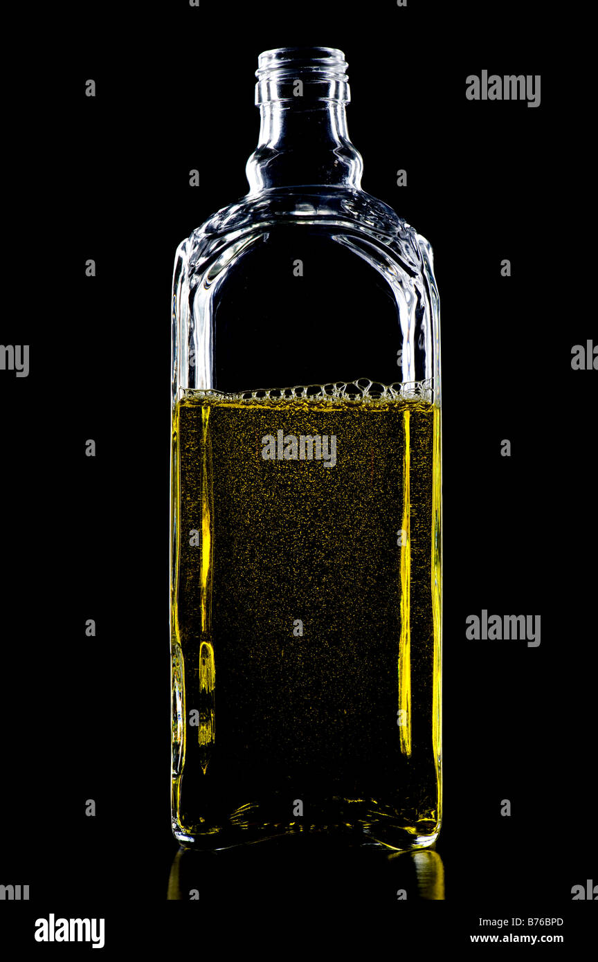 Objekt auf schwarze farbige Flasche mit Flüssigkeit Stockfoto
