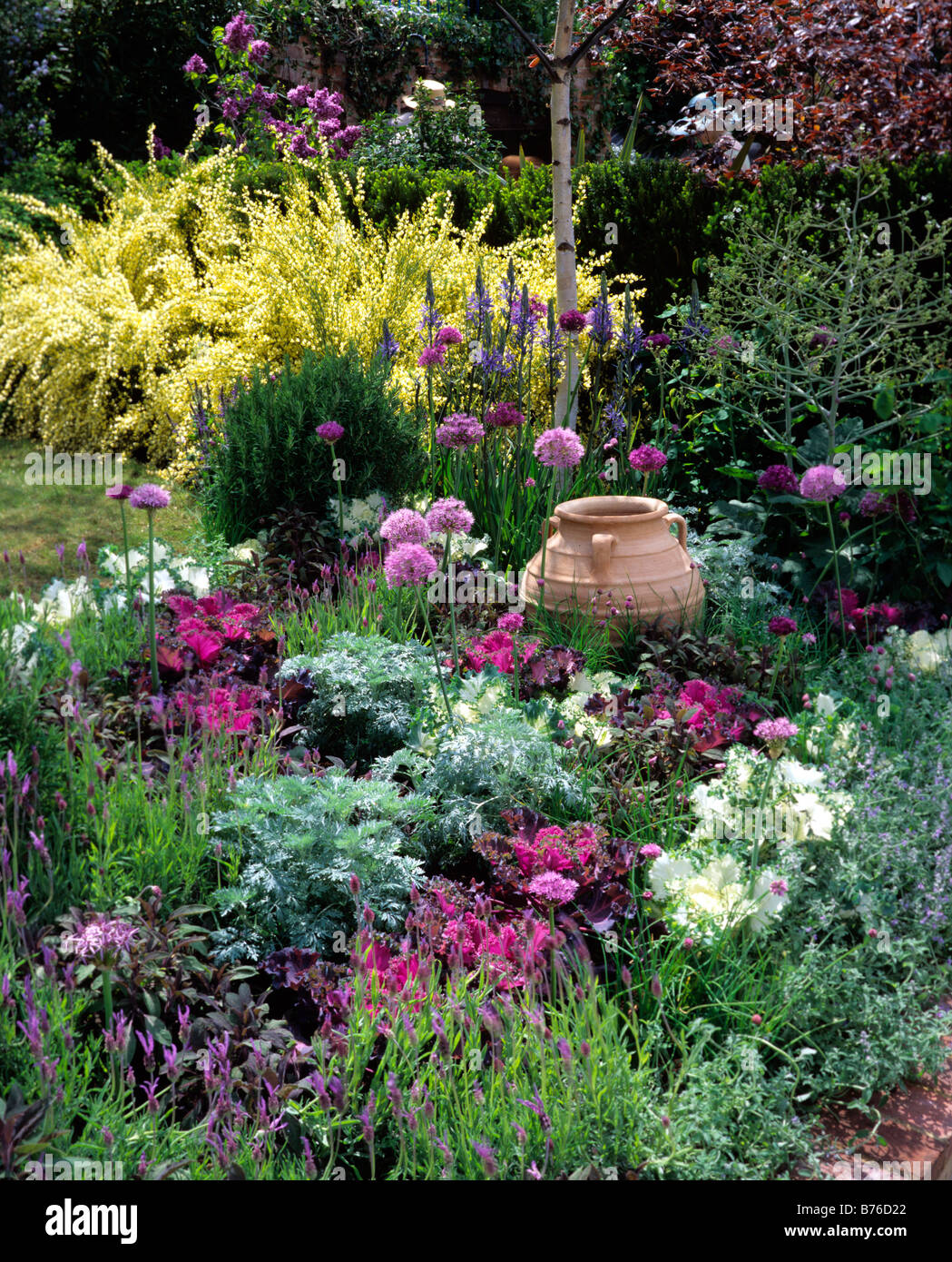 Bunte rosa Rand bepflanzt mit Blumen und Gemüse Stockfoto
