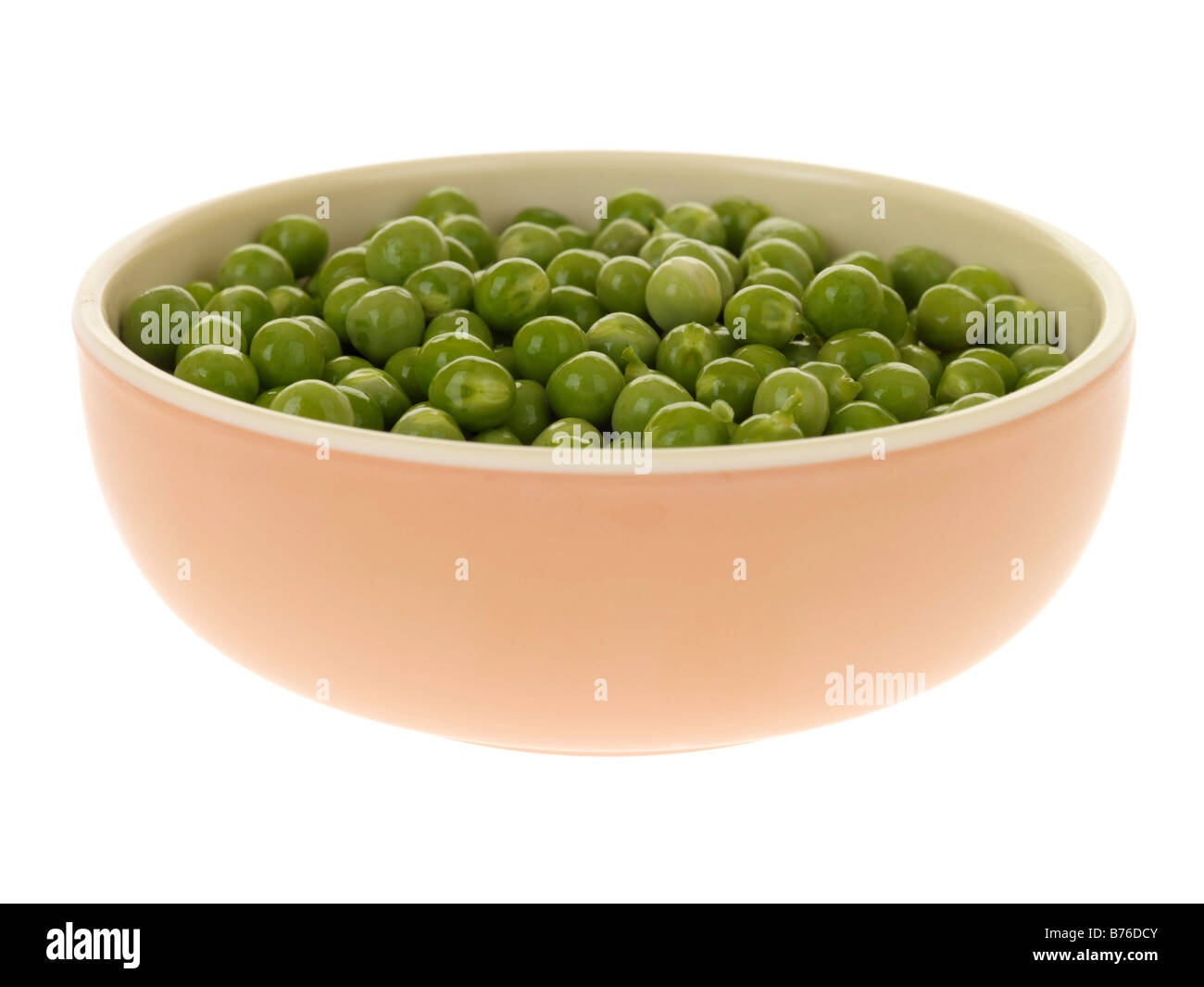 Frische, gesunde Süße ungekocht Raw grünen Garten Erbsen Isoliert gegen einen weißen Hintergrund mit keine Menschen und einen Freistellungspfad Stockfoto