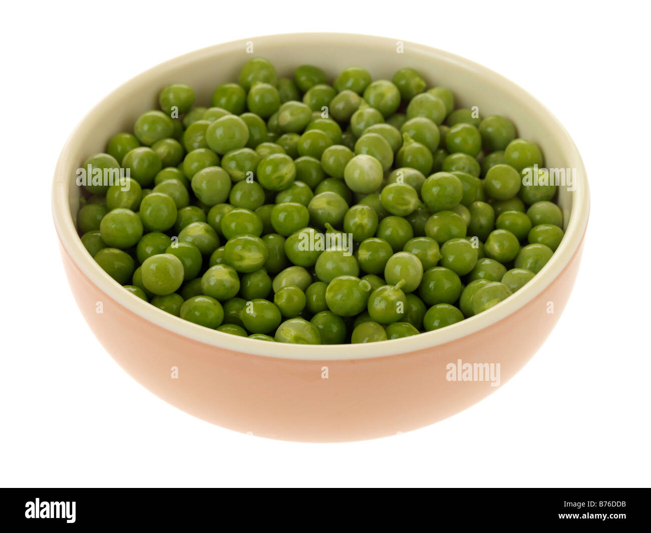 Frische, gesunde Süße ungekocht Raw grünen Garten Erbsen Isoliert gegen einen weißen Hintergrund mit keine Menschen und einen Freistellungspfad Stockfoto