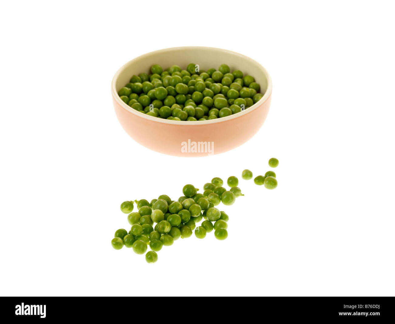 Frische, gesunde Süße ungekocht Raw grünen Garten Erbsen Isoliert gegen einen weißen Hintergrund mit keine Menschen und einen Freistellungspfad Stockfoto