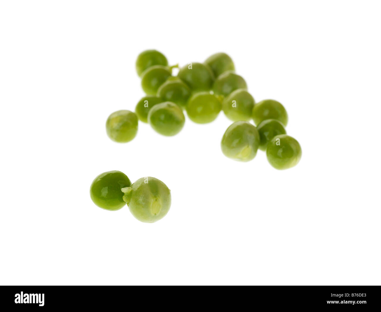 Frische, gesunde Süße ungekocht Raw grünen Garten Erbsen Isoliert gegen einen weißen Hintergrund mit keine Menschen und einen Freistellungspfad Stockfoto