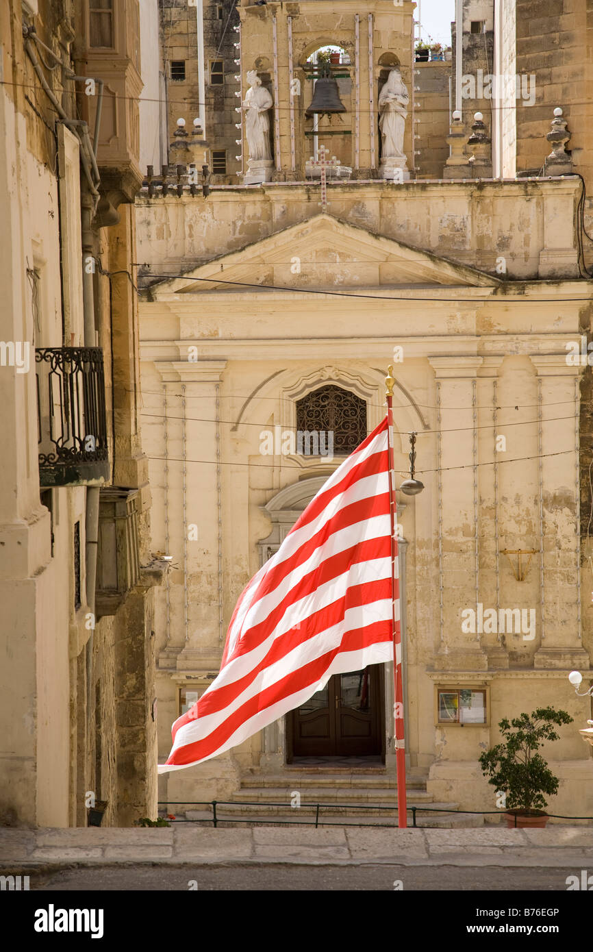 Flagge vor dem alten Gebäude in Valletta, Malta Stockfoto