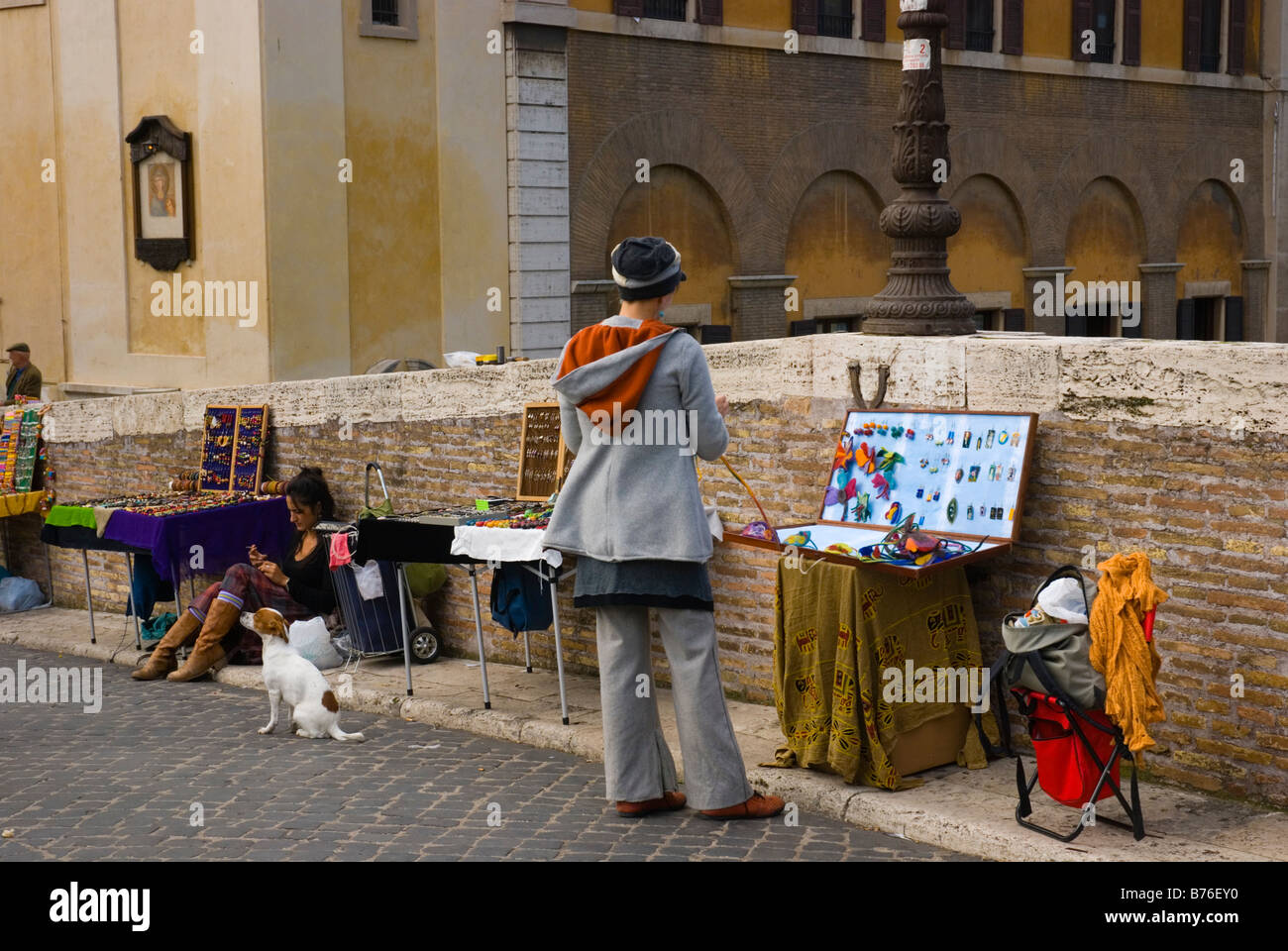 Stände mit Kunsthandwerk auf Isola Tiberina Island in Rom Italien Europa Stockfoto