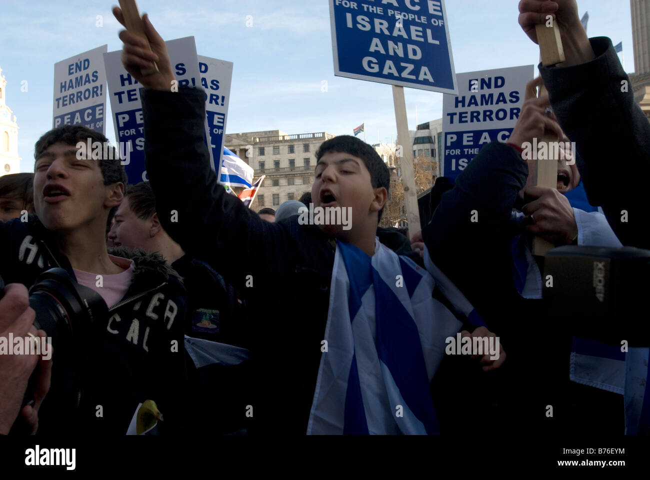Demonstration für Israel. Junge Unterstützer Israels verhöhnen einen Zähler pro Palästina-Demonstration Stockfoto