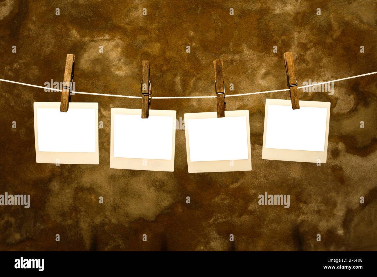 klassische alte Polaroid-Foto Held von Wäscheklammern mit Grunge Hintergrund Stockfoto