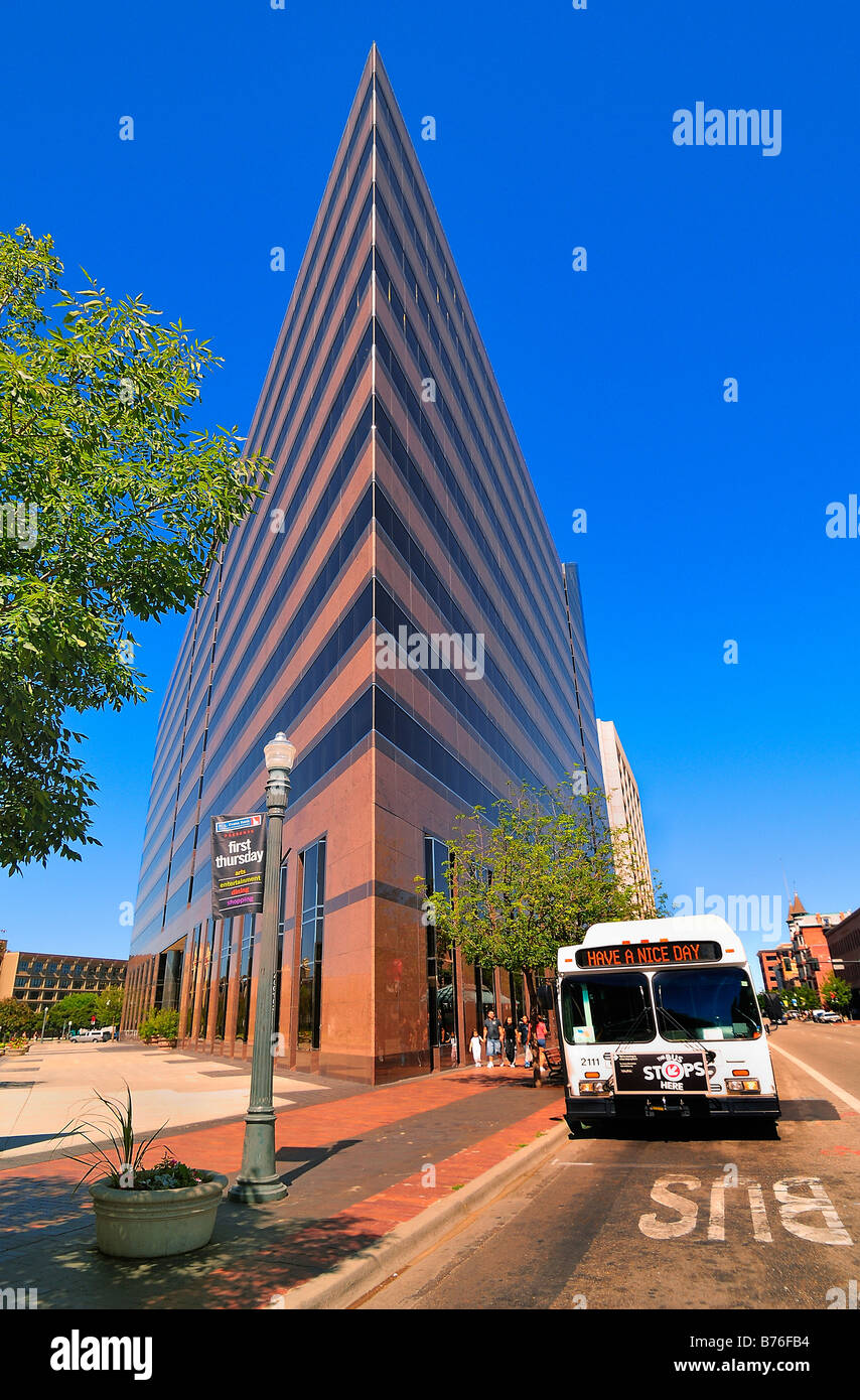 Das außergewöhnliche Wells Fargo Gebäude in Boise, Capital City of Idaho, USA, mit einem Bus neben Stockfoto