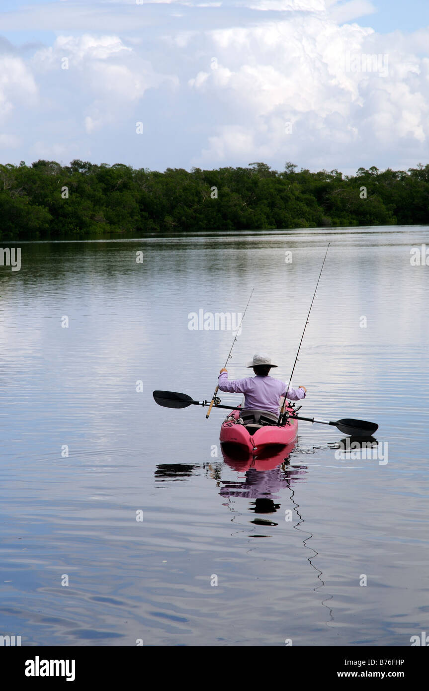 J N Ding Darling national Wildlife refuge Sanibel Island Florida Amerika Frau Angeln vom Kajak Stockfoto