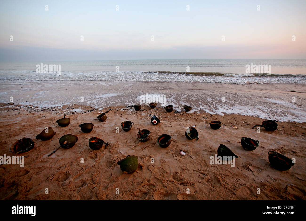 Sonnenuntergang auf amerikanische d Tag M1 Krieg Helme am Ufer des Omaha Beach, Normandie, Frankreich Stockfoto