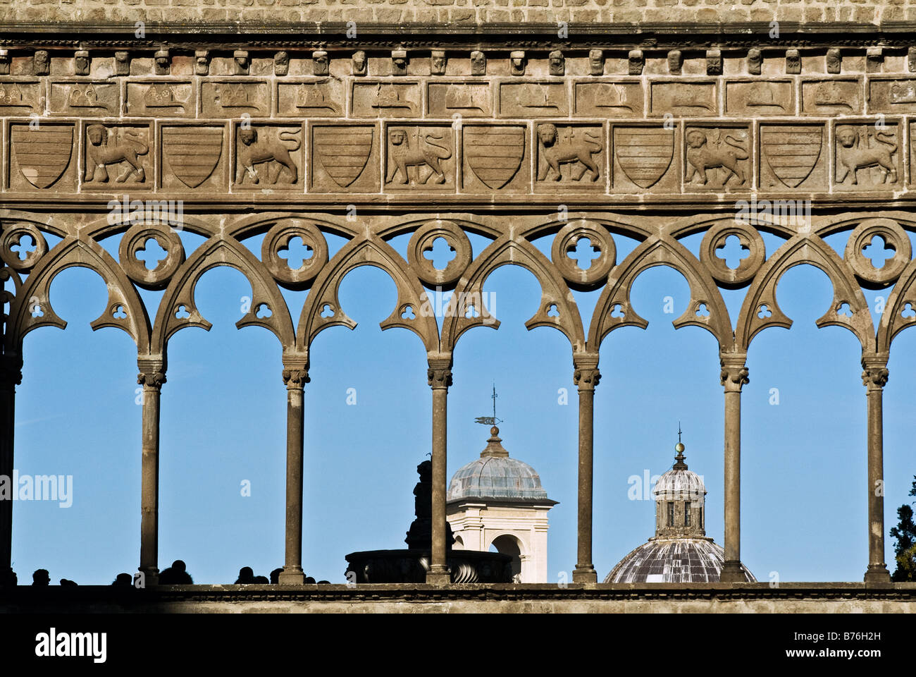 Bögen der Papstpalast in Viterbo in Italien Stockfoto