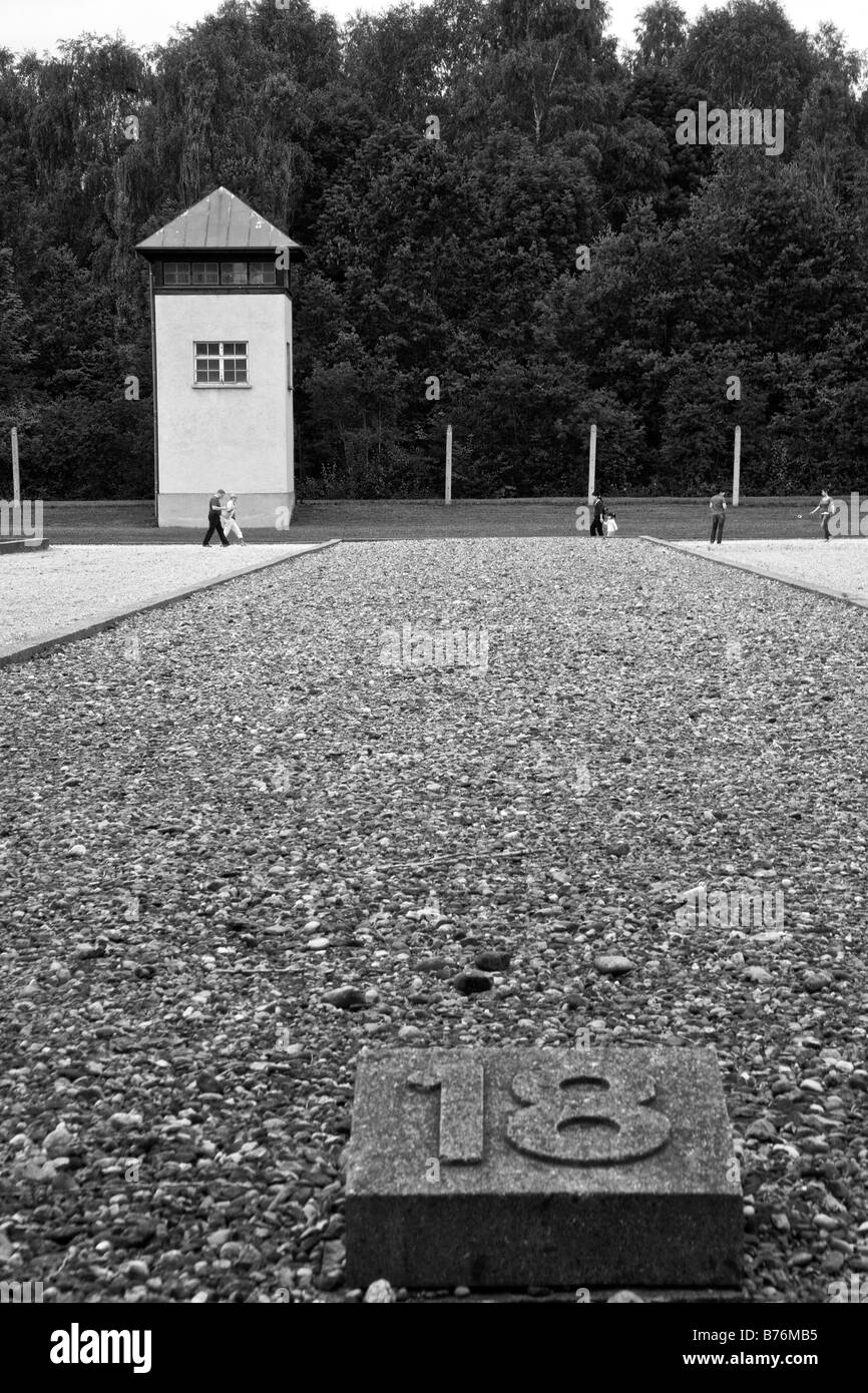 Hütte 18 und Wachturm in Dachau Stockfoto