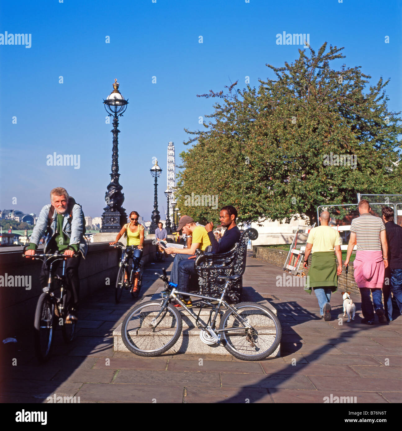 Radfahrer am Südufer entlang der Themse in London England UK KATHY DEWITT Stockfoto