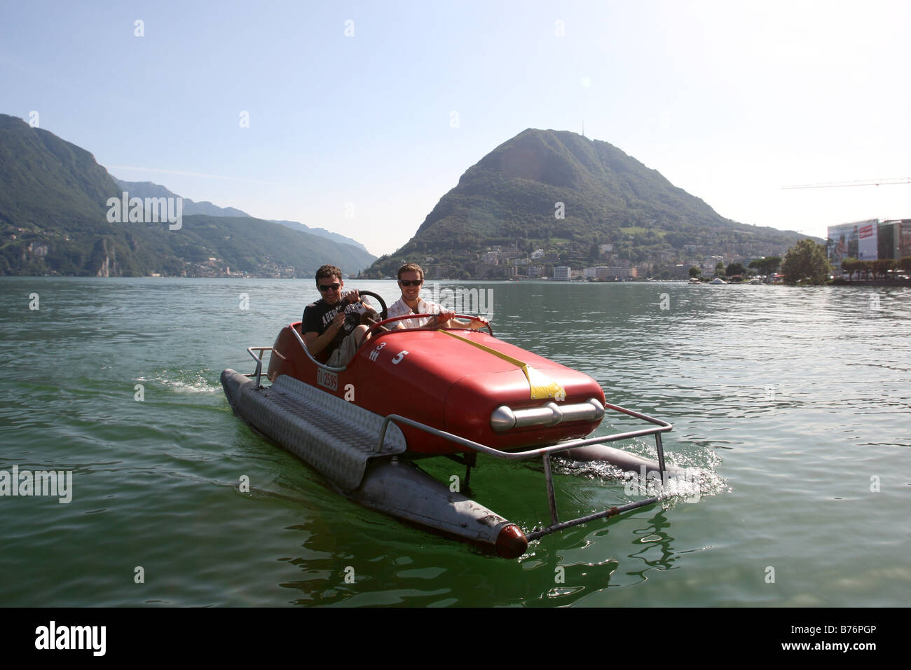 Bootfahren auf den Luganer See (Lago di Lugano)-Pedal an Schweizer Grenze zu Italien. Stockfoto