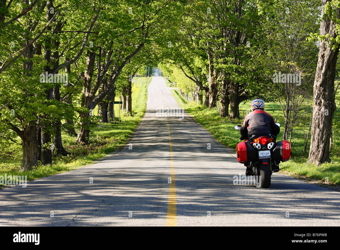 Blick auf Motorrad und Straße, Eastern Townships, Quebec, Kanada. Stockfoto