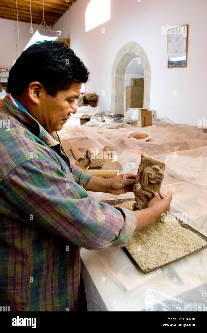 archäologische Laborantin stellt mesoamerikanischen Artefakt Stockfoto
